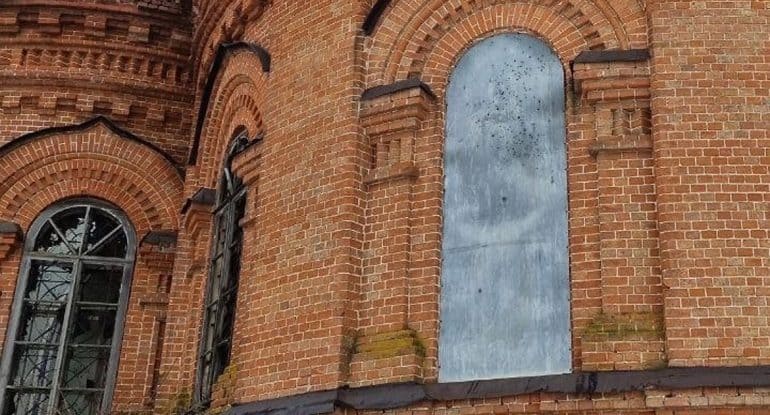 В Саратовской области на окне полуразрушенного храма проявилась икона