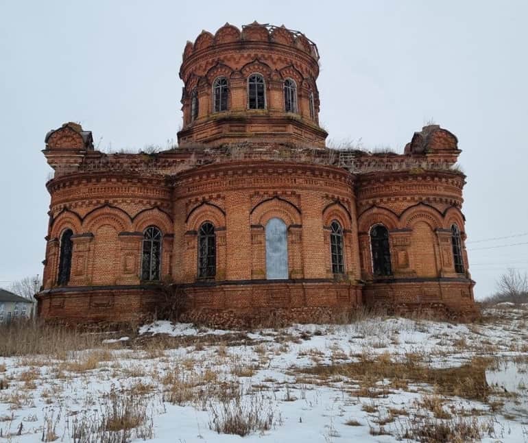 В Саратовской области на окне полуразрушенного храма проявилась икона