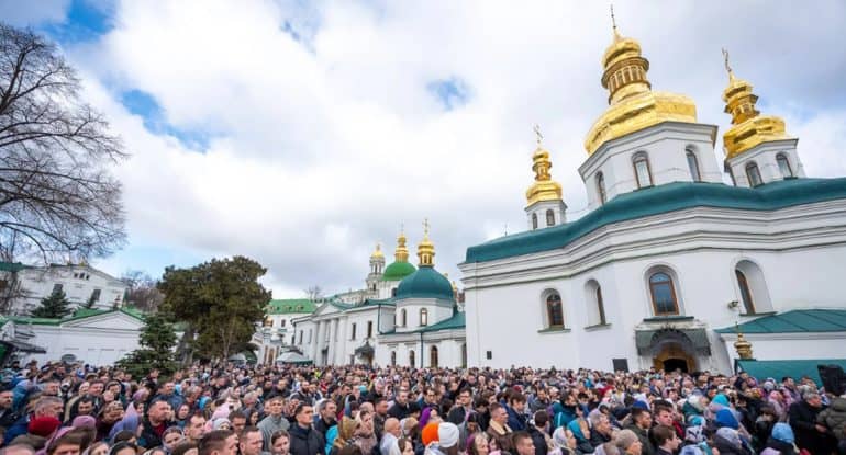 На воскресной Литургии в Киево-Печерской лавре под открытым небом молились тысячи верующих