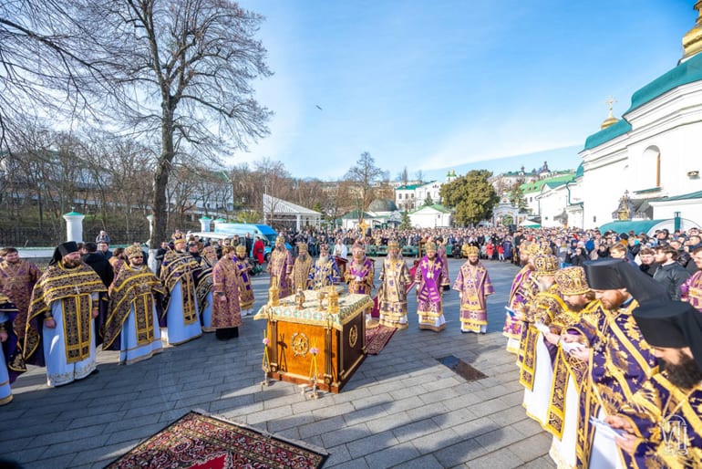 На воскресной Литургии в Киево-Печерской лавре под открытым небом молились тысячи верующих