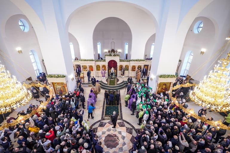 Патриарх Кирилл освятил в Жулебине новый храм, подарив приходу икону с Кавказа