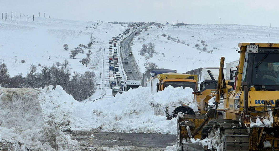Шахтинская епархия помогает пострадавшим от снежных заносов на трассе М-4 «Дон»