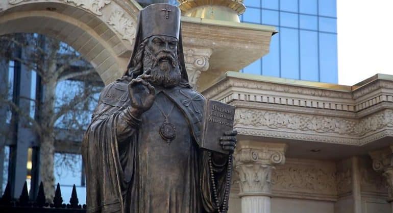 «В руках он держит научный труд»: в Ташкенте открыли необычный памятник святителю Луке Крымскому
