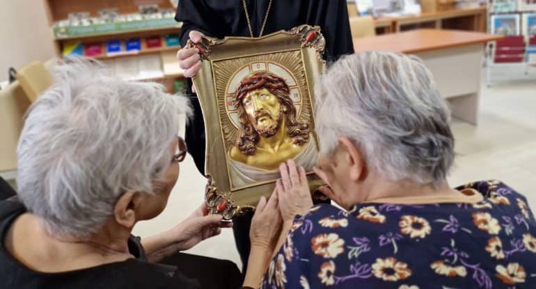 Якутской библиотеке для слепых подарили тактильную икону Иисуса Христа