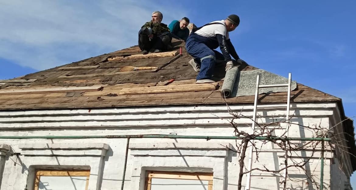 Церковь направила в Мариуполь первые группы добровольцев для ремонта жилья нуждающихся людей