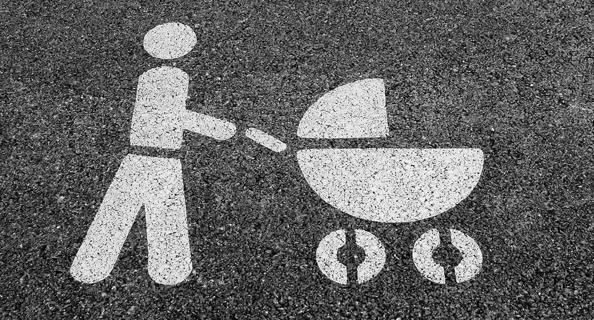 Можно ли завозить в дом ребенка в коляске ногами вперед?