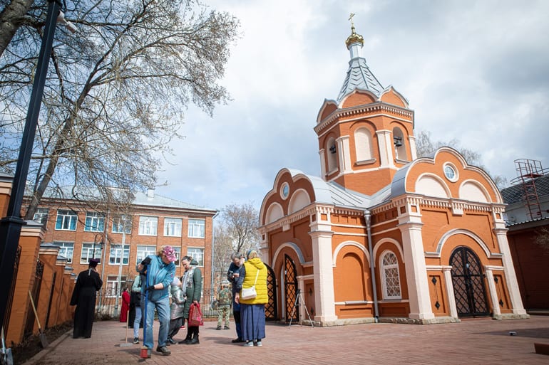 Митрополит Викторин посадил аллею в память о погибших при нападении на школу в Ижевске
