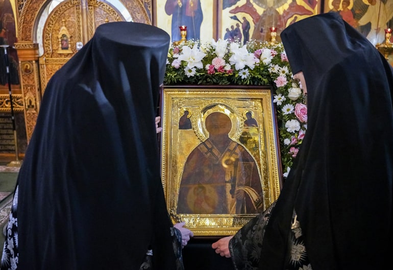 В нижегородский монастырь вернули икону Николая Чудотворца, спасенную верующей в годы гонений