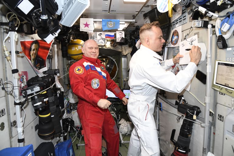 7 апреля космонавт Олег Артемьев пообщается с юными подопечными службы «Милосердие»
