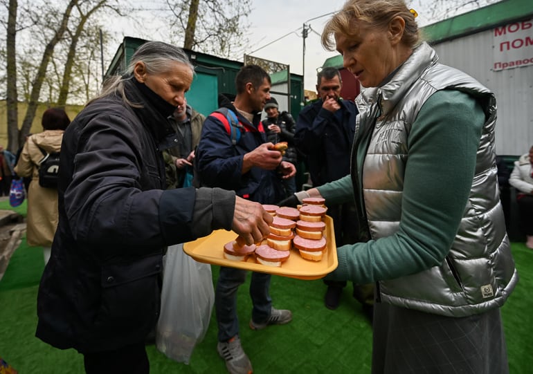 В «Ангаре Спасения» бездомным людям раздали 1500 пирогов, 100 кг фруктов и 5000 яиц