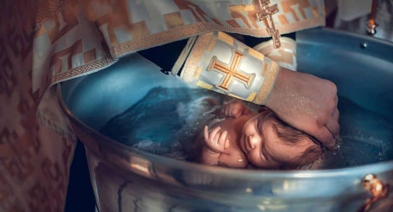 Действительно ли Крещение, если во время окунания священник успокаивал младенца и ошибся?