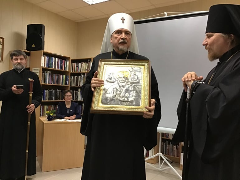 Трифонову Печенгскому монастырю передали икону, обретенную на дне реки