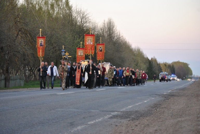 В Беларуси к верующим во время крестного хода присоединился аист: и это стало уже традицией