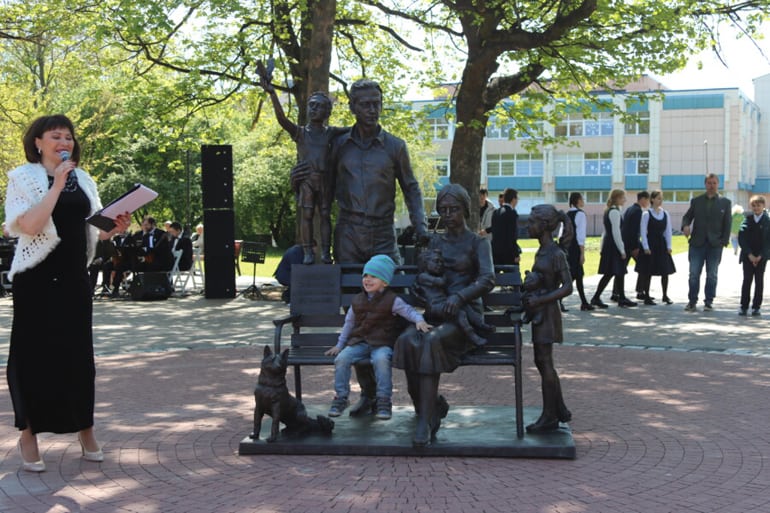 В Калининграде открыли памятник «Счастливая семья», в котором отобразили идею многодетности