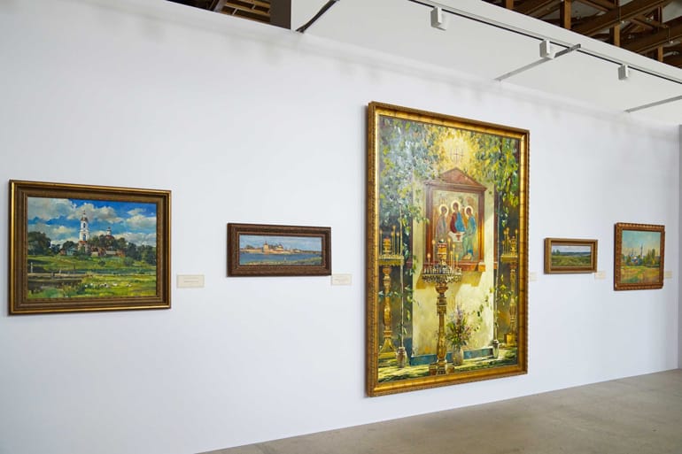 Патриарх Кирилл посетил выставку Василия Нестеренко, подарив художнику икону и Евангелие