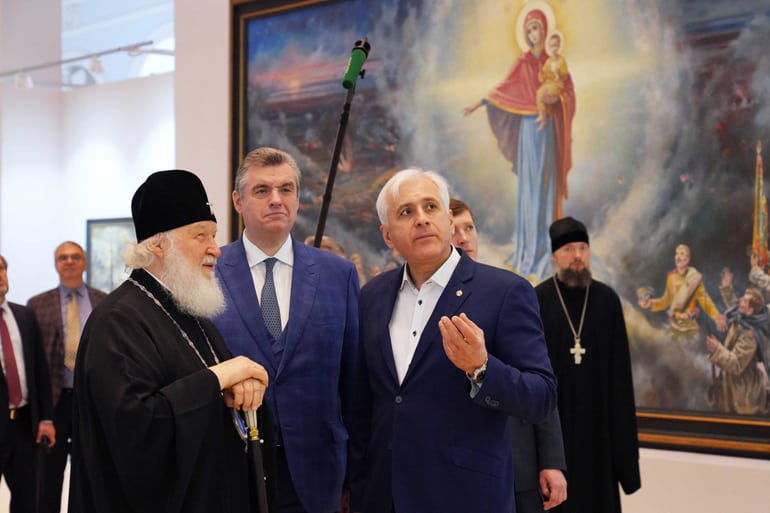 Патриарх Кирилл посетил выставку Василия Нестеренко, подарив художнику икону и Евангелие
