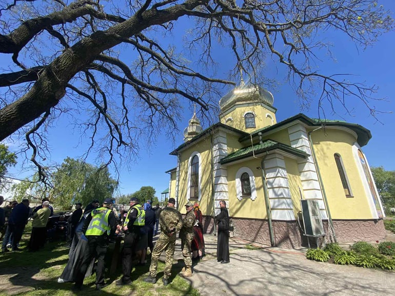 В Киевской области рейдеры захватили еще один храм канонической Церкви, избив и травмировав верующих