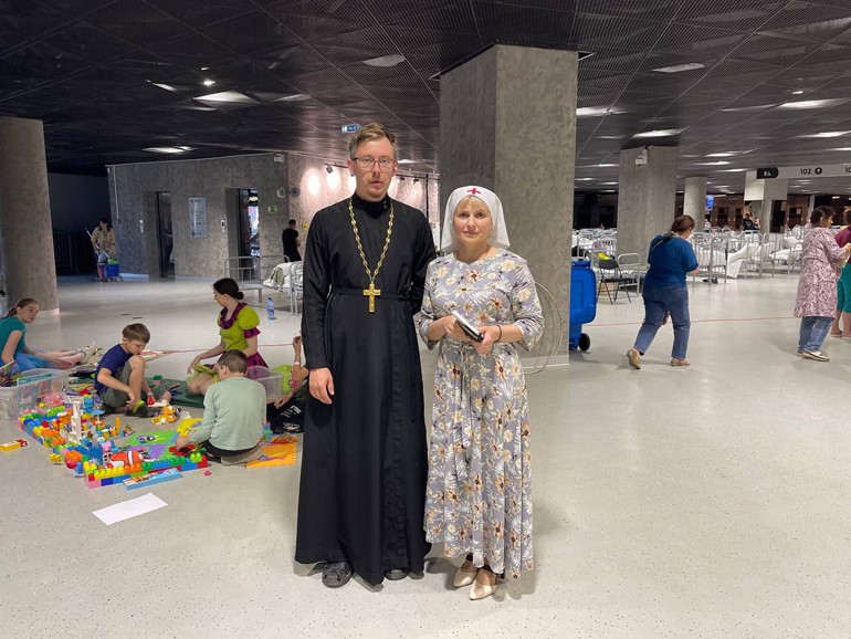 Представители Белгородский епархии навестили беженцев из Шебекино в ПВР Белгорода и передали им гумпомощь