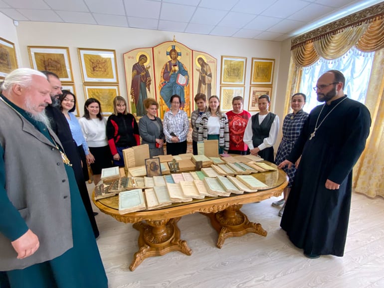 Книги святого – туда и обратно: в Беларусь из России вернули уникальную библиотеку праведного Иоанна Кормянского