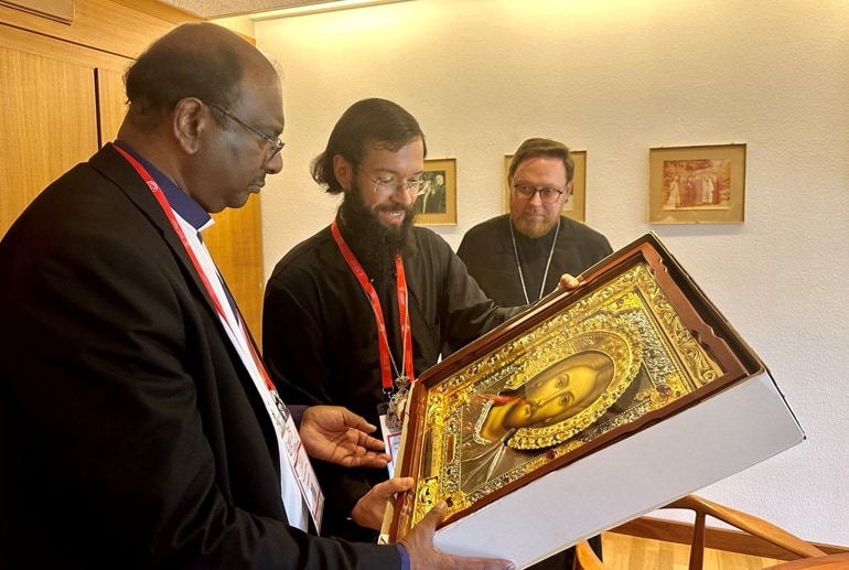 Патриарх Кирилл подарил генсекретарю Всемирного Совета Церквей икону Иисуса Христа