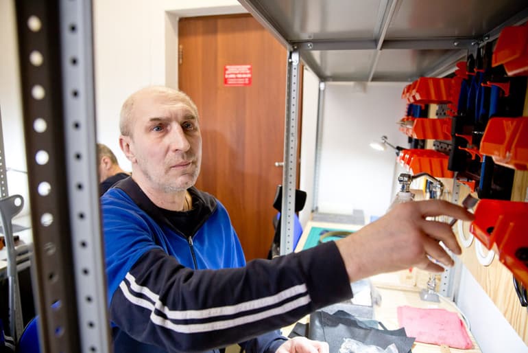Приют «Теплый прием» открыл первую в России кожевенную мастерскую для бездомных