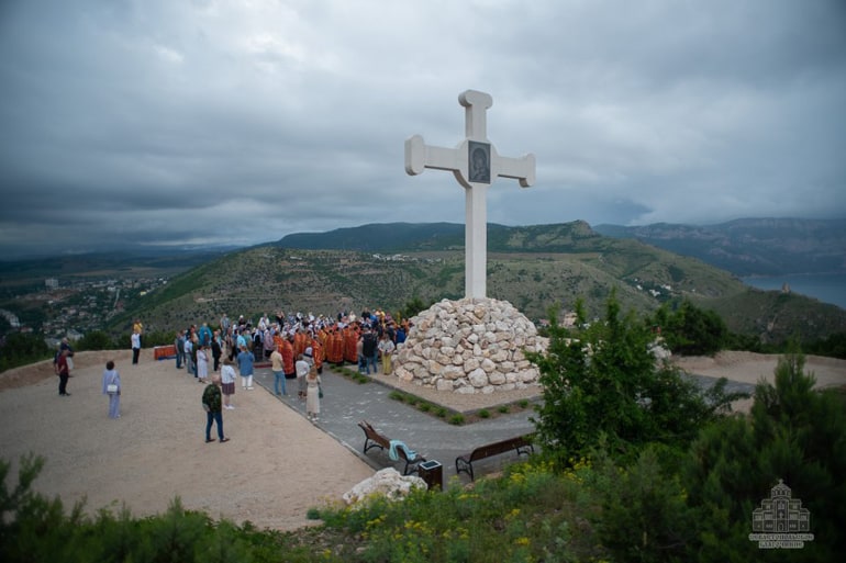 На горе Таврос освятили самый высокий в Крыму поклонный крест