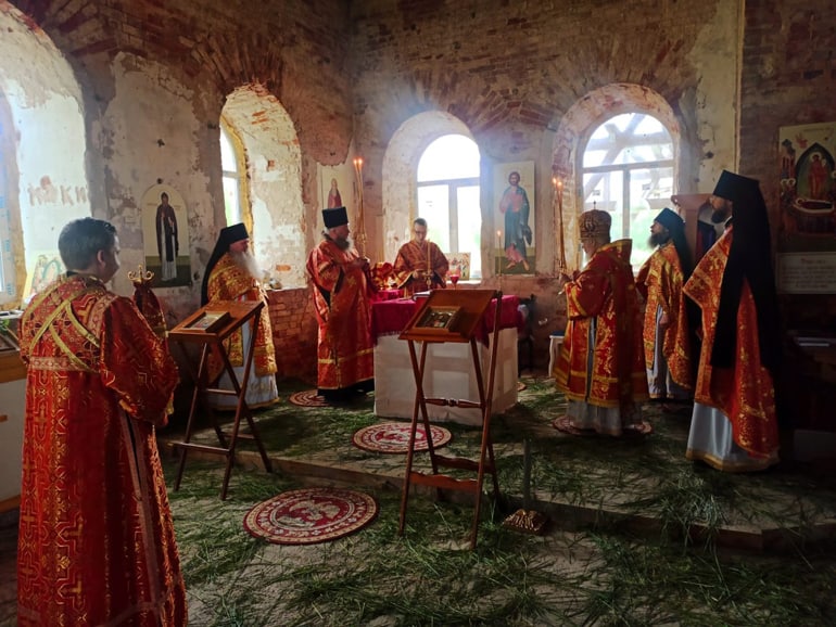 Первую за 85 лет Литургию совершили в храме новгородского села