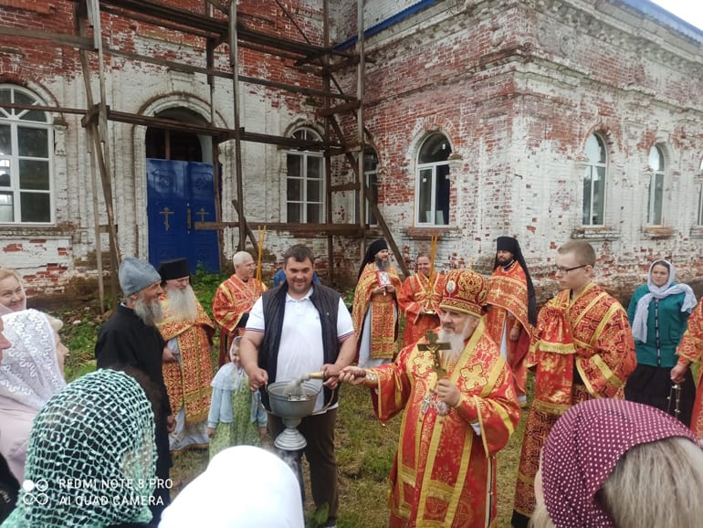 Первую за 85 лет Литургию совершили в храме новгородского села