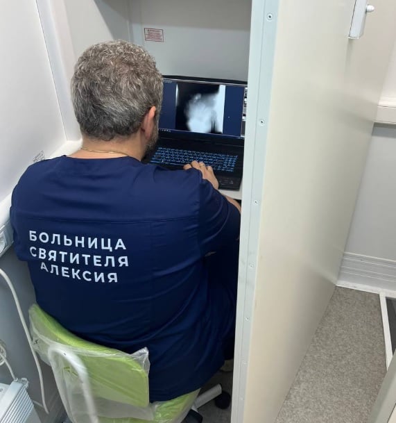 Жителям затопленных районов Херсонской области начали оказывать помощь в передвижном медкомплексе церковной больницы
