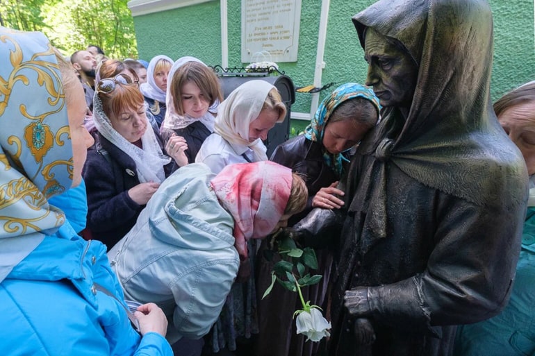 На Смоленском кладбище Петербурга открыли памятник блаженной Ксении Петербургской