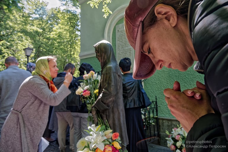 На Смоленском кладбище Петербурга открыли памятник блаженной Ксении Петербургской