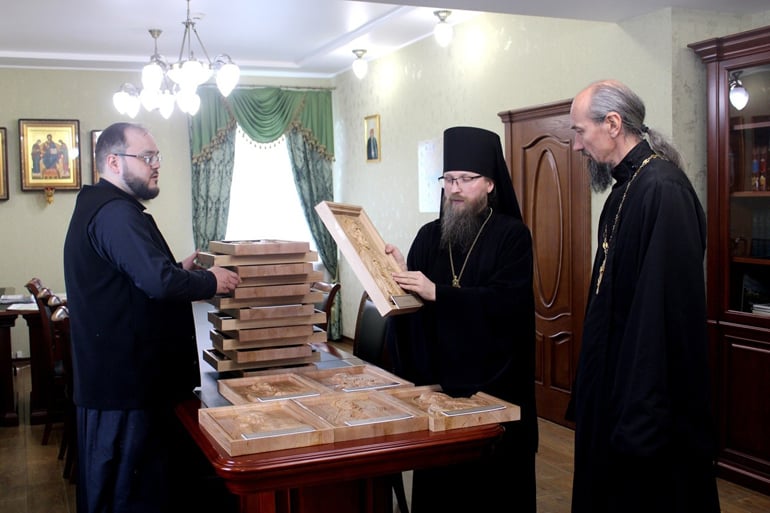Храмам Череповецкой епархии передали 24 тактильные иконы