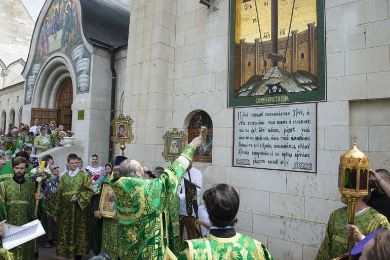 Мозаичная икона «Голгофа» освящена на фасаде храма, построенного Федором Шехтелем в Саратовской области