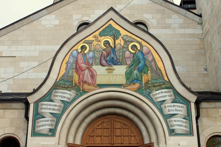 Мозаичная икона «Голгофа» освящена на фасаде храма, построенного Федором Шехтелем в Саратовской области