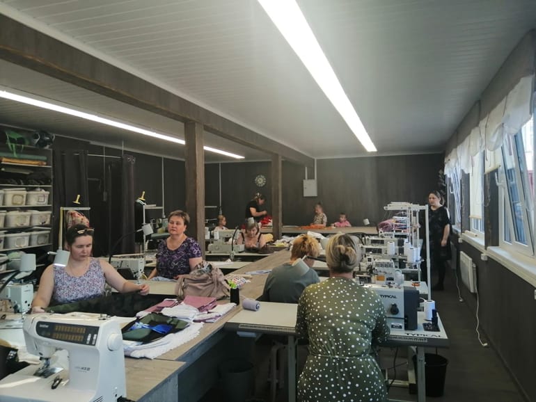 Гатчинская епархия открыла в помощь нуждающимся благотворительную швейную мастерскую