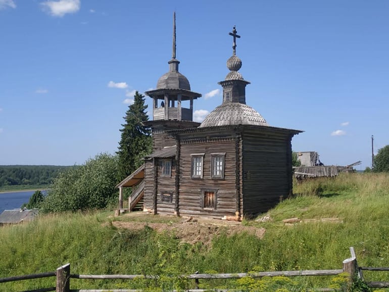Волонтеры в Коми спасли от разрушения 150-летнюю деревянную часовню