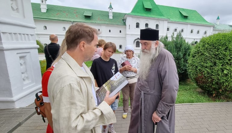 Актер Евгений Миронов посетил нижегородский монастырь, где ему подарили книгу о Царской семье