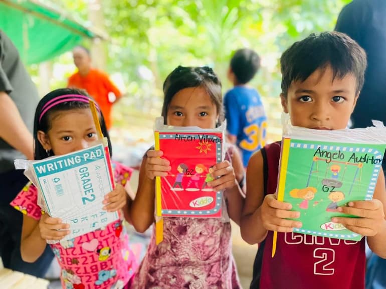 Русская Церковь помогла собрать в школу филиппинских детей из нуждающихся семей