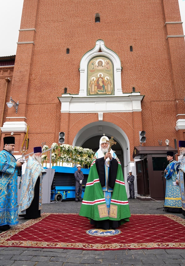 Патриарх Кирилл освятил воссозданную надвратную икону на внутренней стороне Спасской башни Кремля