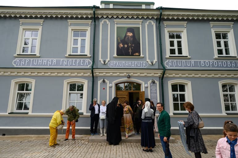 У стен Псково-Печерского монастыря открыли картинную галерею архимандрита Алипия (Воронова) – филиал Русского музея