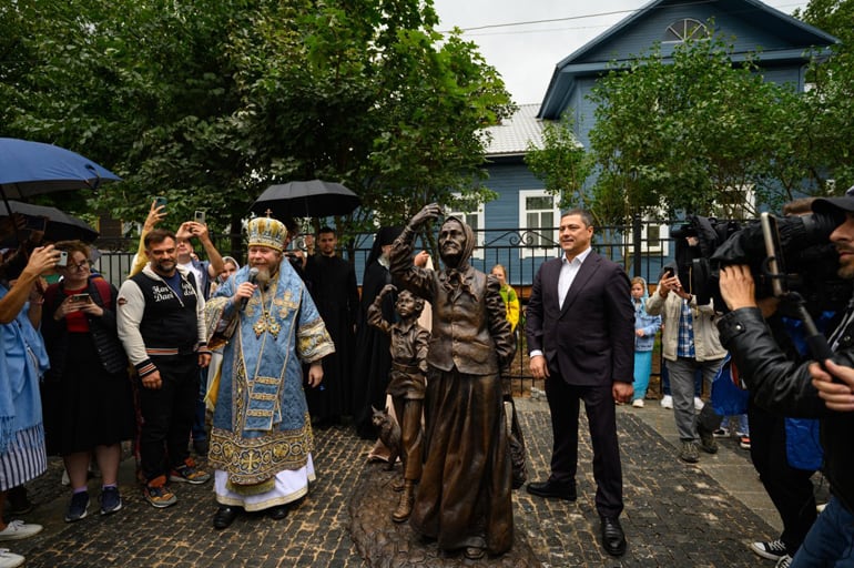 В Псково-Печерском монастыре открыли первый в России памятник бабушке, а также памятник старцам обители