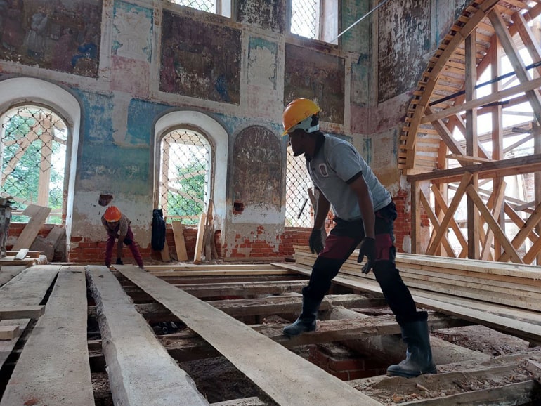 Православные студенты из Африки помогли в восстановлении ярославских храмов