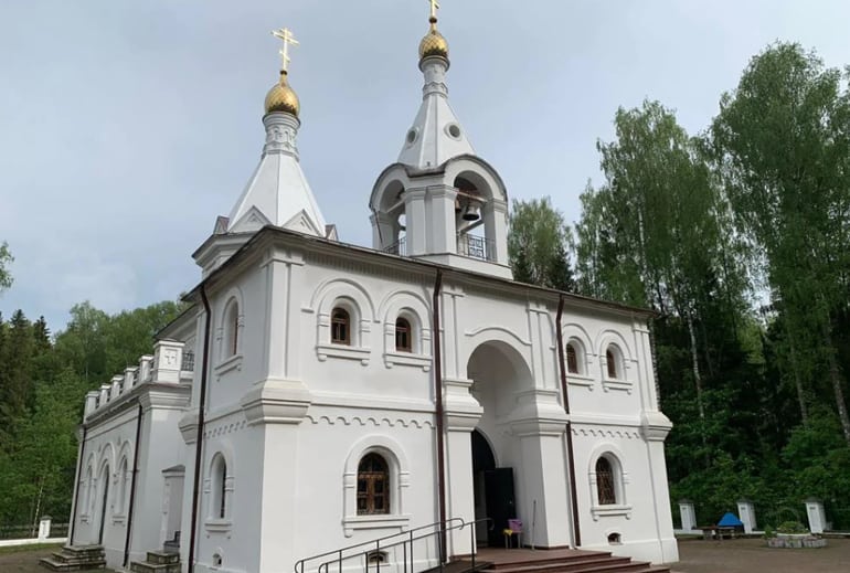 Храму во имя Всех русских святых в подмосковной Дубне нужна помощь в ремонте кровли
