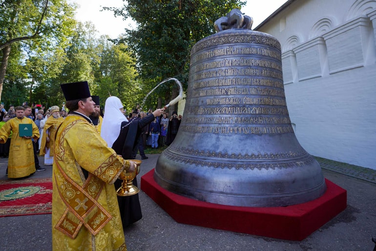 В Саввино-Сторожевском монастыре патриарх Кирилл освятил воссозданный уникальный 36-тонный колокол