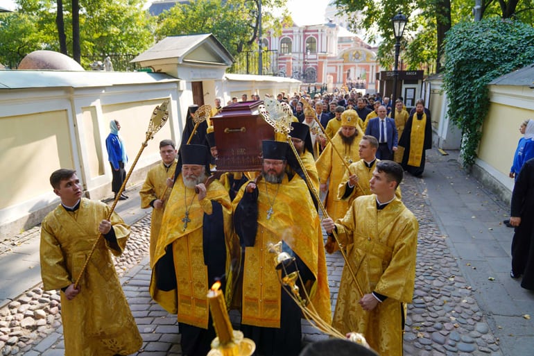 Патриарх Кирилл поместил мощи святого Александра Невского в историческую раку, переданную из Эрмитажа