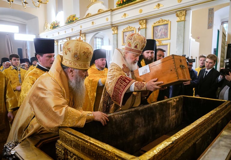 Патриарх Кирилл поместил мощи святого Александра Невского в историческую раку, переданную из Эрмитажа