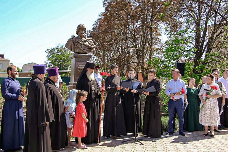 На территории одной из станичных школ Кубани открыли памятник святому князю Владимиру