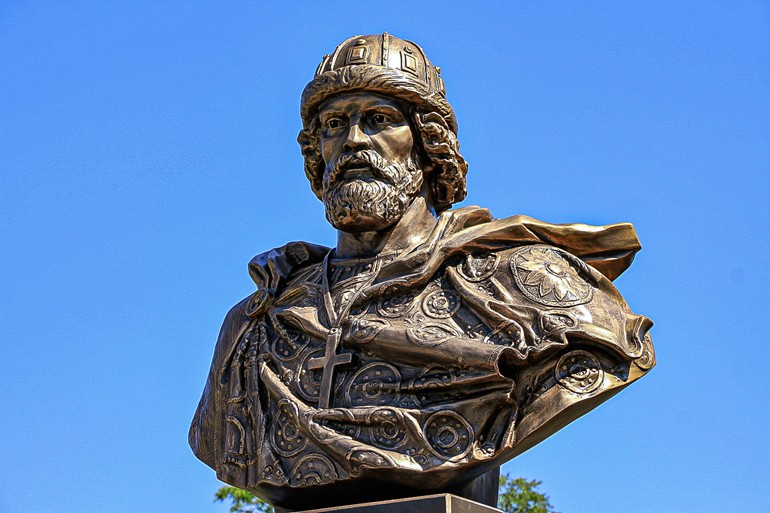 На территории одной из станичных школ Кубани открыли памятник святому князю Владимиру