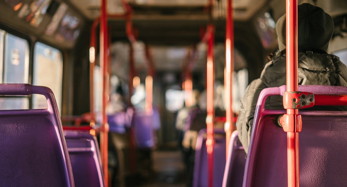 Должен ли мужчина уступать место женщине в автобусе?