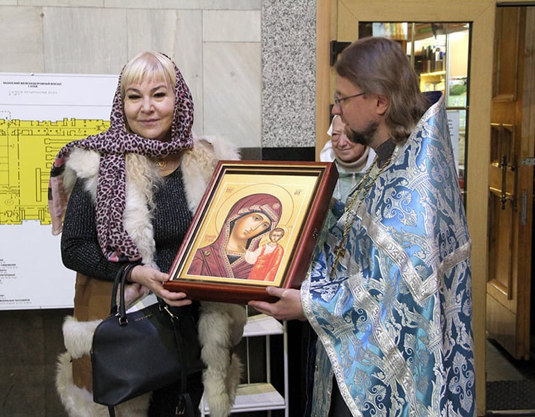 На Казанском вокзале Москвы теперь можно помолиться у иконы Божией Матери с частицей Ее покрова